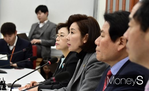 [머니S포토] 긴급 기자회견하는 나경원