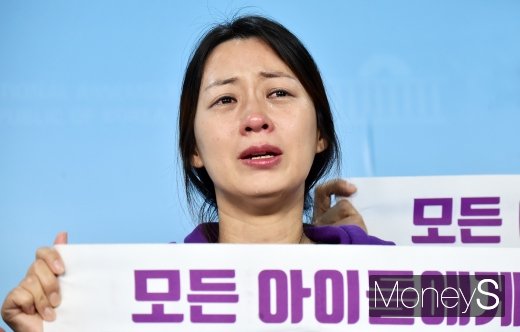 [머니S포토] 한국당 필리버스터 소식에 왈칵 쏟아진 눈물