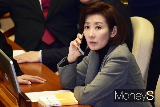 나경원 자유한국당 대표가 29일 국회 본회의에 앞서 필리버스터(무제한 토론)를 신청한 뒤 본회의장에서 전화 통화를 하고 있다. /사진=임한별 기자