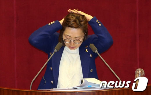 은수미 더불어민주당 의원이 지난 2016년 2월24일 국회에서 '테러방지법' 본회의 의결을 막기 위한 필리버스터를 진행하며 머리를 쓸어올리고 있다. /사진=뉴스1