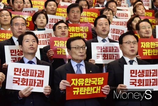 이해찬 더불어민주당 대표(앞줄 왼쪽에서 두번째)를 비롯한 민주당 의원들이 29일 국회에서 자유한국당의 필리버스터 신청과 관련해 규탄대회를 열고 있다. /사진=임한별 기자