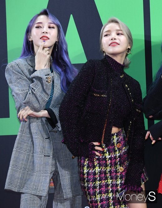 [머니S포토] 마마무 문별·솔라 '섹시하게~'(멜론 뮤직어워드)