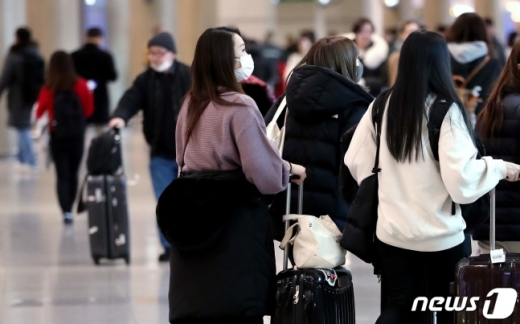지난 20일 오후 인천국제공항 입국장으로 도착한 여행객들이 발걸음을 옮기고 있다. /사진=뉴시스