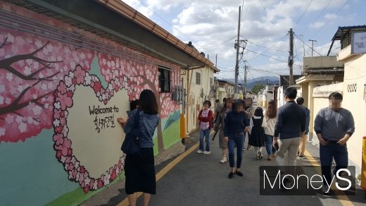황리단길 주택가의 한 벽화 앞에서 사진을 찍기 위해 기다리는 관광객. /사진=김창성 기자