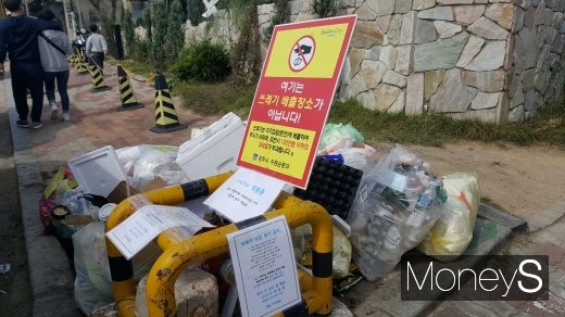 황리단길의 한 골목 앞에 무단 투기 된 쓰레기 더미. /사진=김창성 기자