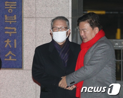 서울동부구치소에 수감 중이던 김기춘 전 청와대 대통령비서실장(왼쪽)이 4일 오전 석방돼 민경욱 자유한국당 의원과 만나고 있다. /사진=뉴스1