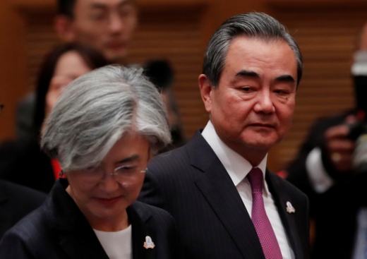 지난달 23일 일본 나고야에서 열린 주요 20개국(G20) 외교장관 회의에서 강경화 외교부 장관과 인사한 왕이 중국 외교부장 모습. /사진=로이터