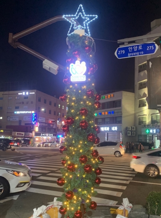 여름철 무더위를 식혀주던 그늘막이 크리스마스트리로 변신했다. / 사진제공=안양시