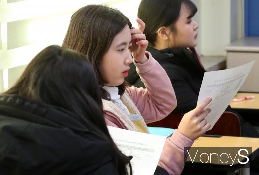 [머니S포토] '내 점수는 얼마일까?' 수능성적 확인중