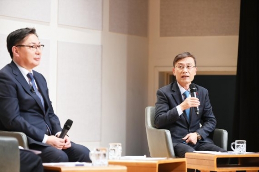 정하영 김포시장-이화영 경기도 평화부지사(왼쪽) 김포평화포럼 대담. / 사진제공=김포시