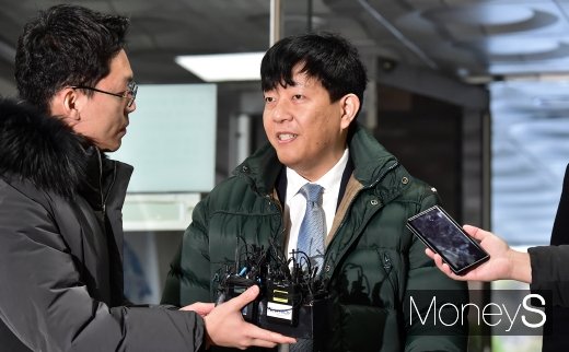 여객자동차 운수사업법 위반 혐의로 기소된 이재웅 쏘카 대표(오른쪽)가 지난 2일 서울 서초동 서울중앙지방법원에서 열린 첫 공판에 출석해 취재진의 질문에 답하고 있다. /사진=임한별 기자