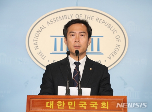김영우 자유한국당 의원이 4일 국회에서 총선 불출마 선언 기자회견을 하고 있는 모습. /사진=뉴시스       