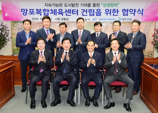 염태영 시장(왼쪽부터), 김진표 의원, 김인식 한국농어촌공사 사장, 백정완 대우건설 주택건축사업본부장이 협약식 후 기념촬영을 하고 있다. / 사진제공=수원시