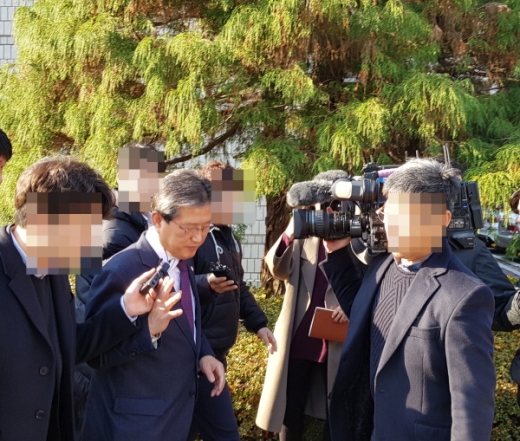 이선두 경남 의령군수가 4일 부산고법 창원재판부에서 공직선거법 위반으로 항소심 선고를 받고 상고여부를 묻는 취재진의 잘문에 굳은 얼굴로 측근들과 황급히 법원을 빠져 나가고 있다. 이날 재판부는 이 군수에게 당선무효형에 해당하는 벌금 300만원을 선고했다. /사진=임승제 기자.