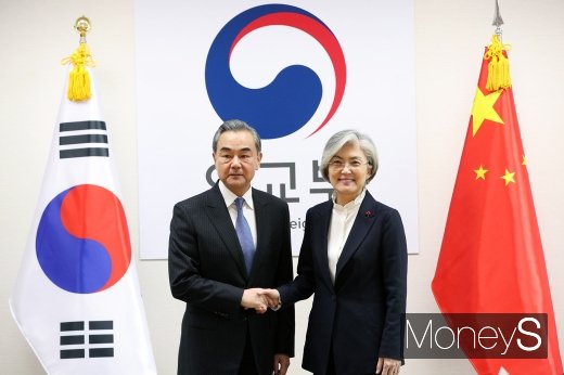 [머니S포토] 한-중 외교장관 회담, 강경화 만난 왕이
