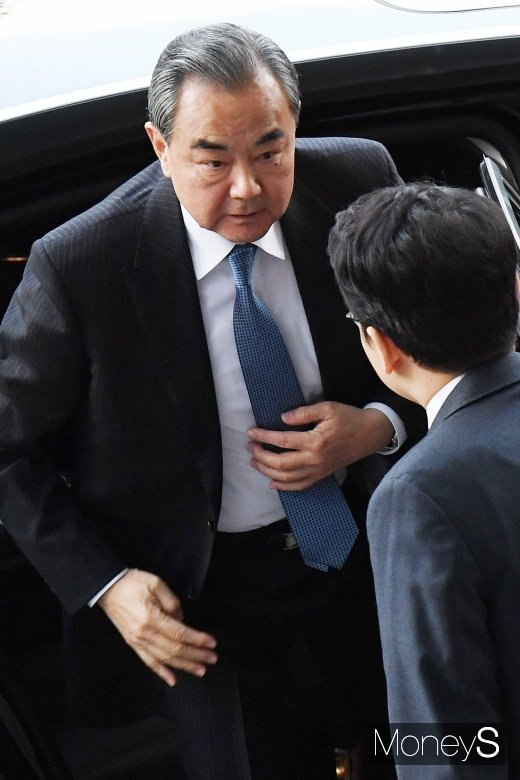 [머니S포토] 외교부 도착한 왕이 중국 외교부장