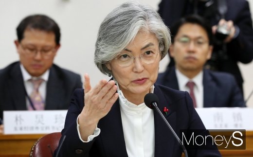 [머니S포토] 왕이 부장 만난 강경화 장관