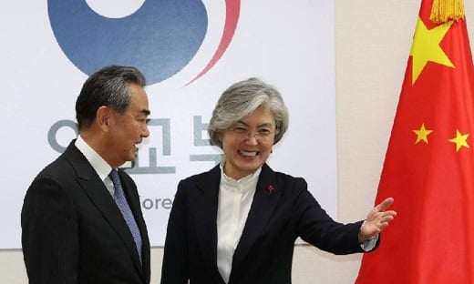 강경화 외교부장관이 4일 오후 서울 종로구 정부중앙청사 외교부를 예방한 왕이 중국 외교담당 국무위원 겸 외교부장을 자리로 안내하고 있다. / 사진=뉴스1 이승배 기자.