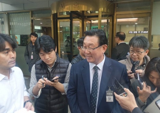 조봉구(왼쪽 두번째) 키코(KIKO) 공동대책위원장이 1일 서울 종로구 정부서울청사 내 금융위원회에서 은성수 금융위원장과 면담을 마친 후 청사를 나서며 취재진의 질문에 답변하고 있다. /사진=뉴시스