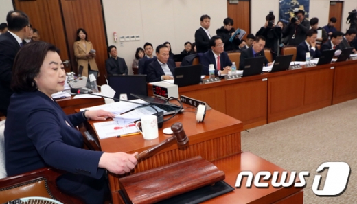 박순자 국회 국토교통위원장이 6일 서울 여의도 국회에서 열린 전체회의에서 의사봉을 두드리고 있다. /사진=뉴스1   