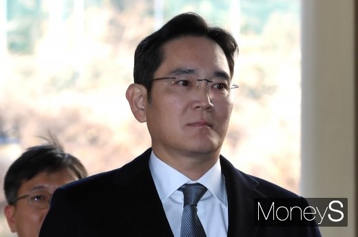 [머니S포토] 파기환송심 법정으로 향하는 이재용 부회장