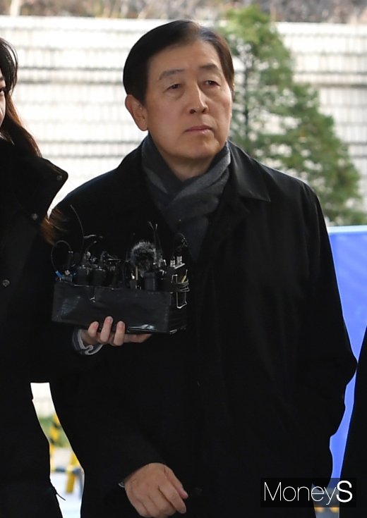 [머니S포토] 최지성 전 실장, 파기환송심 3차 공판 출석