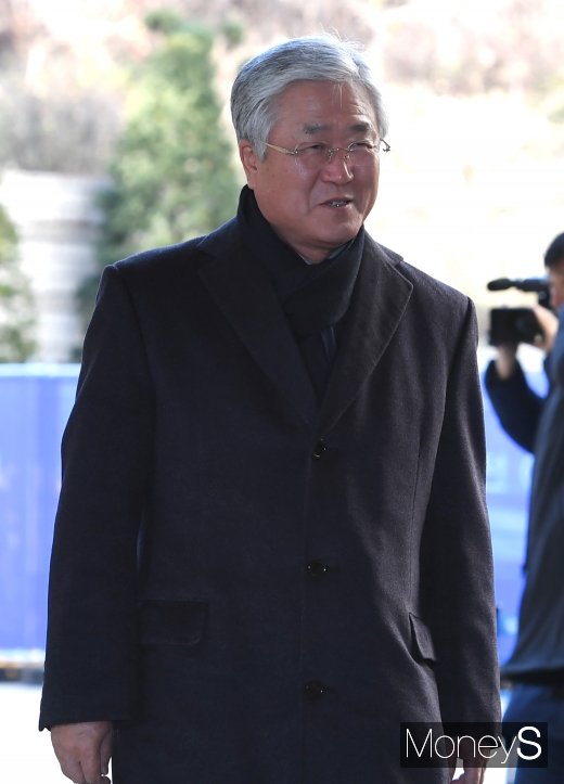 [머니S포토] 박상진 전 사장, 파기환송심 공판 출석