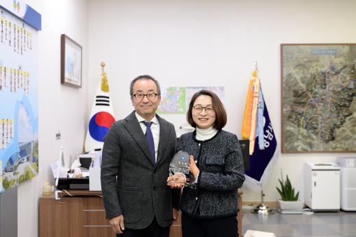 (좌) 사단법인 대한민국임시정부 기념사업회 상임이사(현경택)과 은수미 성남시장(우). / 사진제공=성남시