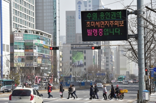 수원시는 6일 시청 상황실에서 ‘미세먼지 관리 종합계획 수립 연구용역’ 중간보고회를 열고, 미세먼지 저감 방안을 논의했다. / 사진제공=수원시