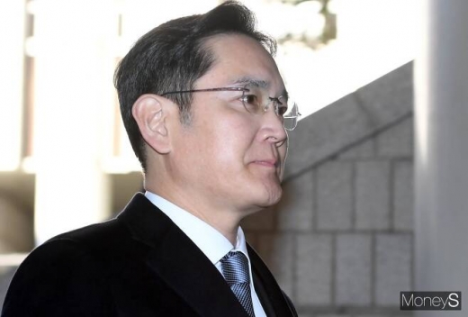 이재용 삼성전자 부회장이 6일 오후 서울 서초구 서초동 서울고등벙원에서 열린 박근혜 전 대통령과 최서원(개명 전 최순실)씨 측에 뇌물을 준 혐의 등에 대한 파기환송심 3차 공판에 출석했다. / 사진=장동규 기자