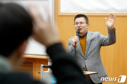 황교안 자유한국당 대표가 6일 오전 관악구 서울대학교 멀티미디어 강의동에서 열린 경제학부 금융경제세미나 수업에서 '위기의 대한민국 경제, 원인과 대안'을 주제로 특강하고 있다. /사진=뉴스1