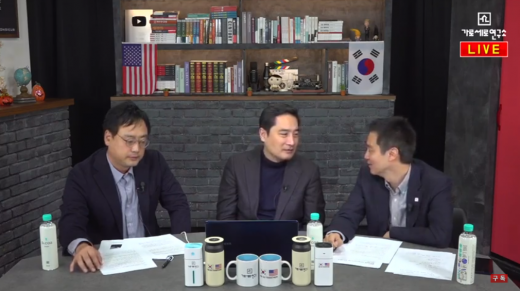 가로세로연구소 패널 변희재, 강용석, 김세의(왼쪽부터)가 6일 '충격 단독, 김건모 성폭행 의혹'이라는 제목의 영상에서 가수 김건모의 성폭행 의혹을 제기하고 있다. /사진=유튜브 캡처