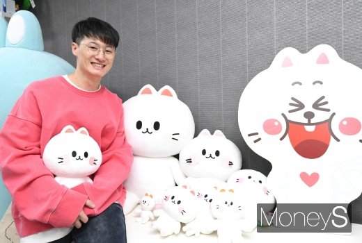 백윤화 작가가 지난 6일 강남구 오피스텔에서 펀피의 대표캐릭터 '모찌' 인형을 안고 포즈를 취하고 있다. /사진=장동규 기자