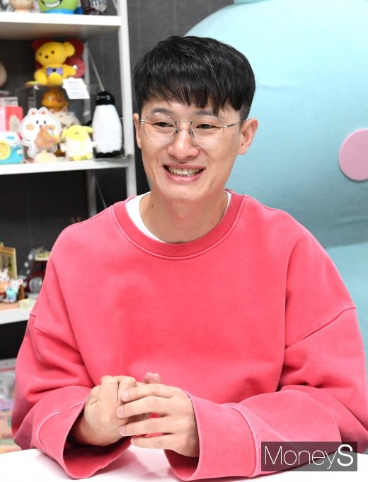 백윤화 작가가 지난 6일 강남구 오피스텔에서 펀피의 대표캐릭터 '모찌'에 대해 설명하고 있다. /사진=장동규 기자
