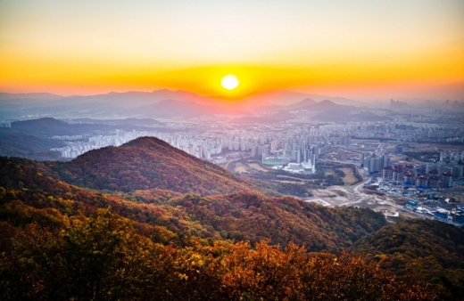성남 누비길 검단산길. 남한산성에서 일몰이 멋지기로 유명한 곳은 서문 주변이다. /사진제공=한국관광공사