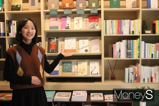 박은지 대표가 부비프 내 도서를 소개하고 있다. /사진=채성오 기자