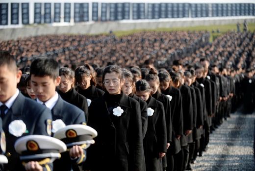 중국 시민들이 13일 장쑤성 난징에서 열린 난징대학살 추모제에서 묵념하고 있다. /사진=로이터