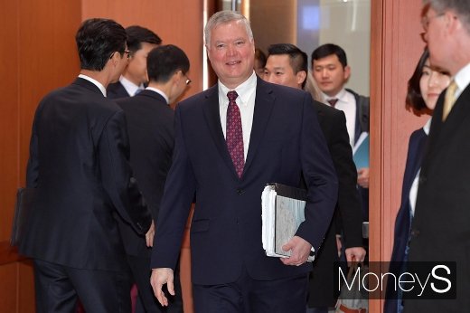 [머니S포토] 외교부 접견실로 들어서는 스티븐 비건