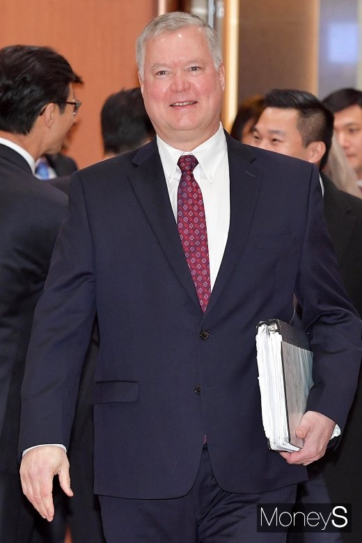 [머니S포토] 환한 모습의 스티븐 비건 미 대북대표