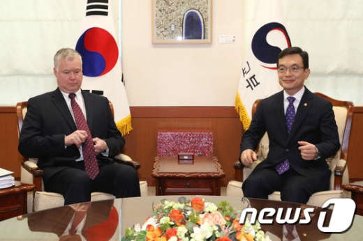 조세영 외교부 1차관(오른쪽)과 스티븐 비건 미국 국무부 대북정책특별대표가 16일 오전 서울 종로구 도렴동 외교부 청사에서 만나 악수한뒤 자리에 앉아 있다. /사진=뉴스1