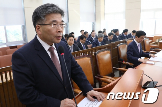 민갑룡 경찰청장이 27일 오전 서울 여의도 국회에서 열린 행정안전위원회 전체회의에서 발언하고 있다. /사진=뉴스1