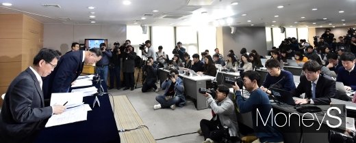 [머니S포토] 고개 숙인 홍남기… 