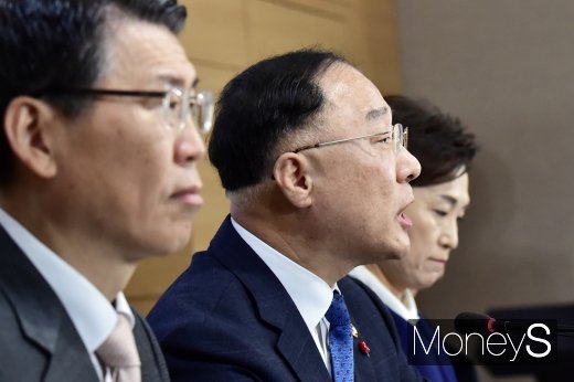 [머니S포토] 취재진 질문 답하는 홍남기 부총리