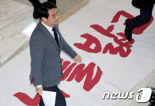 박용진 더불어민주당 의원이 16일 국회 로텐더홀에서 기자회견을 위해 이동하고 있다. /사진=뉴스1