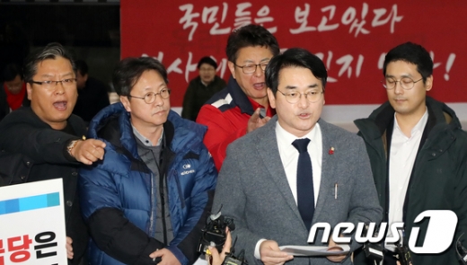 박용진 더불어민주당 의원(오른쪽 두번째)이 16일 국회 로텐더홀에서 유치원 3법과 관련해 기자회견을 열자 현장에서 농성 중이던 자유한국당 지지자들이 반발하고 있다. /사진=뉴스1
