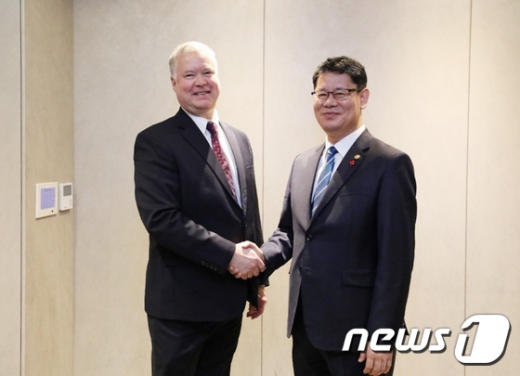 김연철 통일부 장관(오른쪽)이 방한 중인 스티븐 비건 미국 국무부 대북특별대표와 16일 오찬 간담회에서 악수하고 있다. /사진=뉴스1