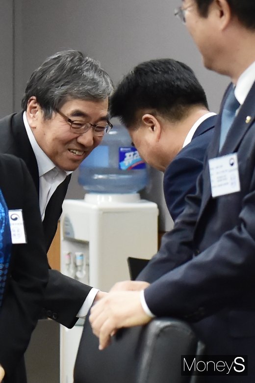 [머니S포토] 생보협회장과 인사하는 윤석헌 금감원장