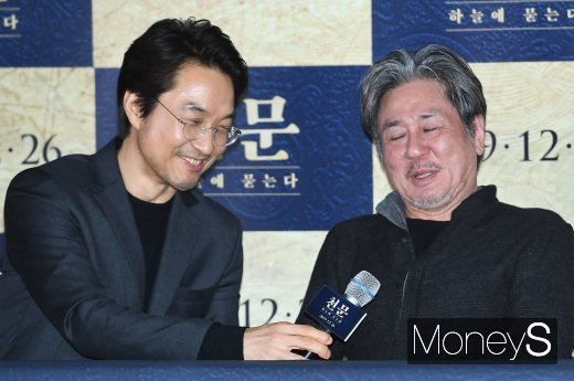 [머니S포토] 서로 마이크 넘기는 한석규·최민식