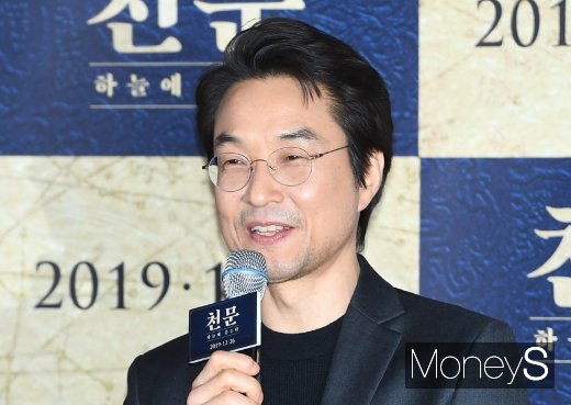 배우 한석규가 16일 서울 건대 롯데시네마에서 열린 영화 '천문' 기자간담회에 참석해 취재진 질문에 답하고 있다. /사진=장동규 기자