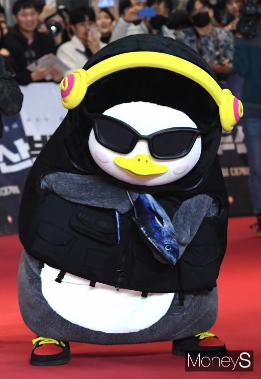 [머니S포토] 펭수 '참치 선물 받고 신나는 댄스~'